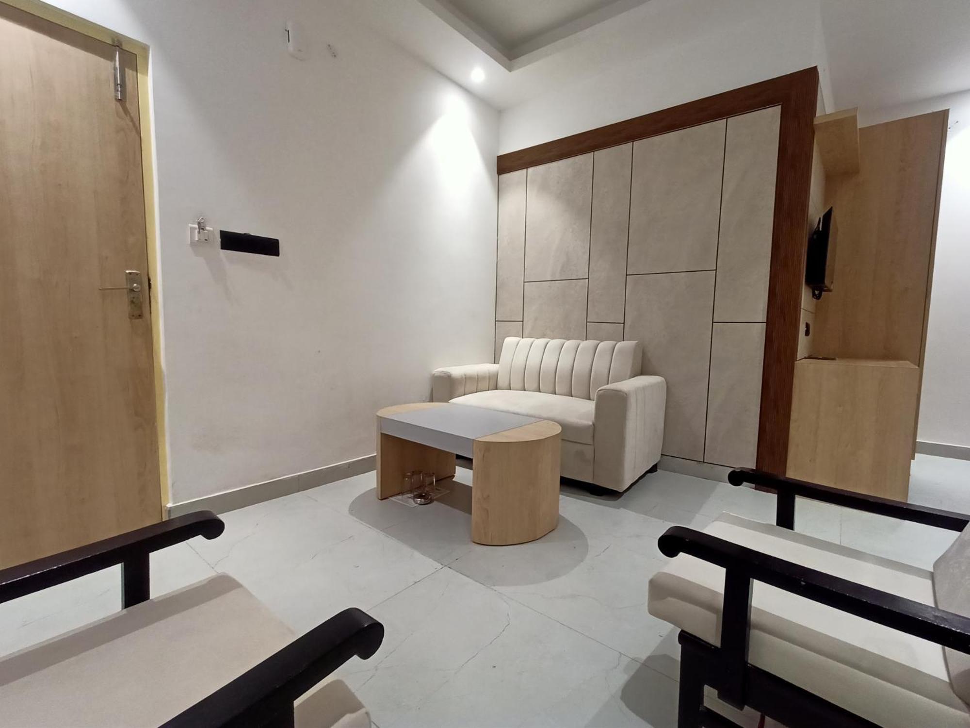 Hotel Global Inn -1 Km From Railway Station - Lift Food And Free Parking Лакхнау Экстерьер фото