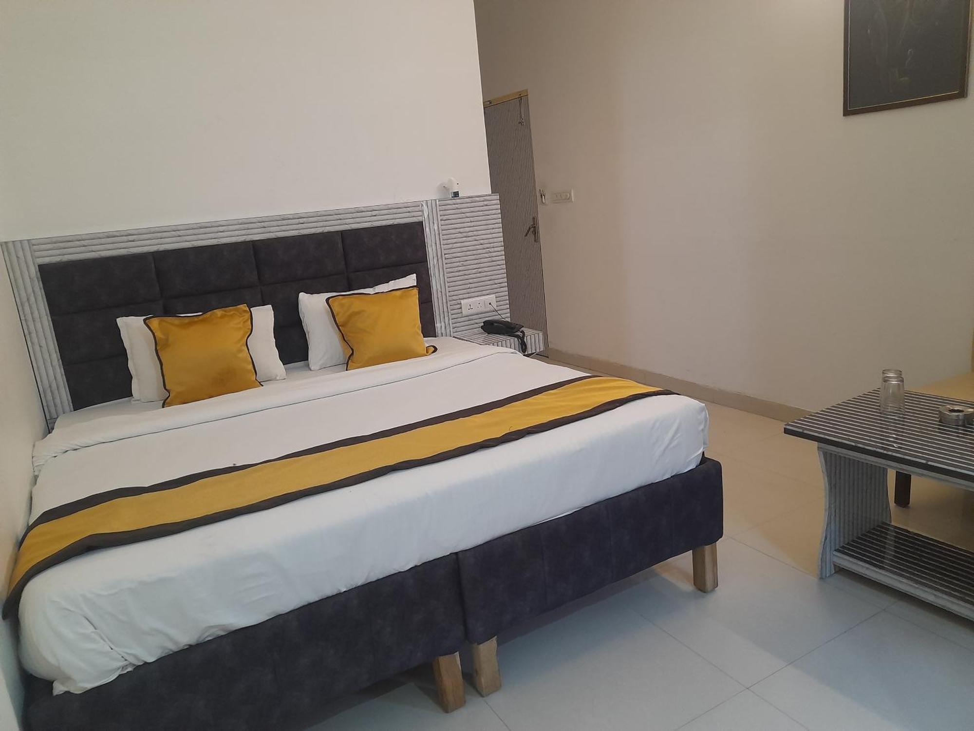 Hotel Global Inn -1 Km From Railway Station - Lift Food And Free Parking Лакхнау Экстерьер фото