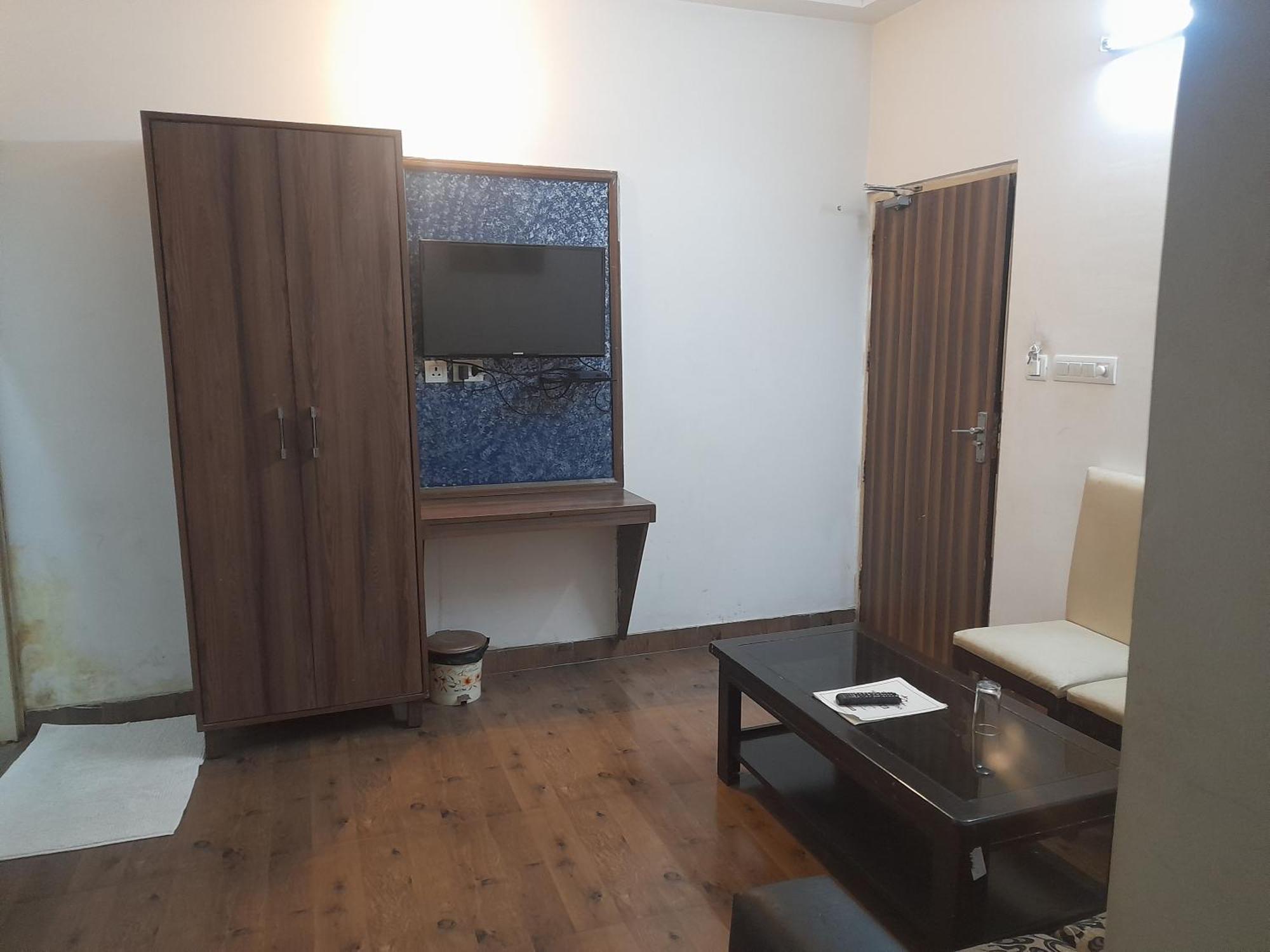 Hotel Global Inn -1 Km From Railway Station - Lift Food And Free Parking Лакхнау Экстерьер фото