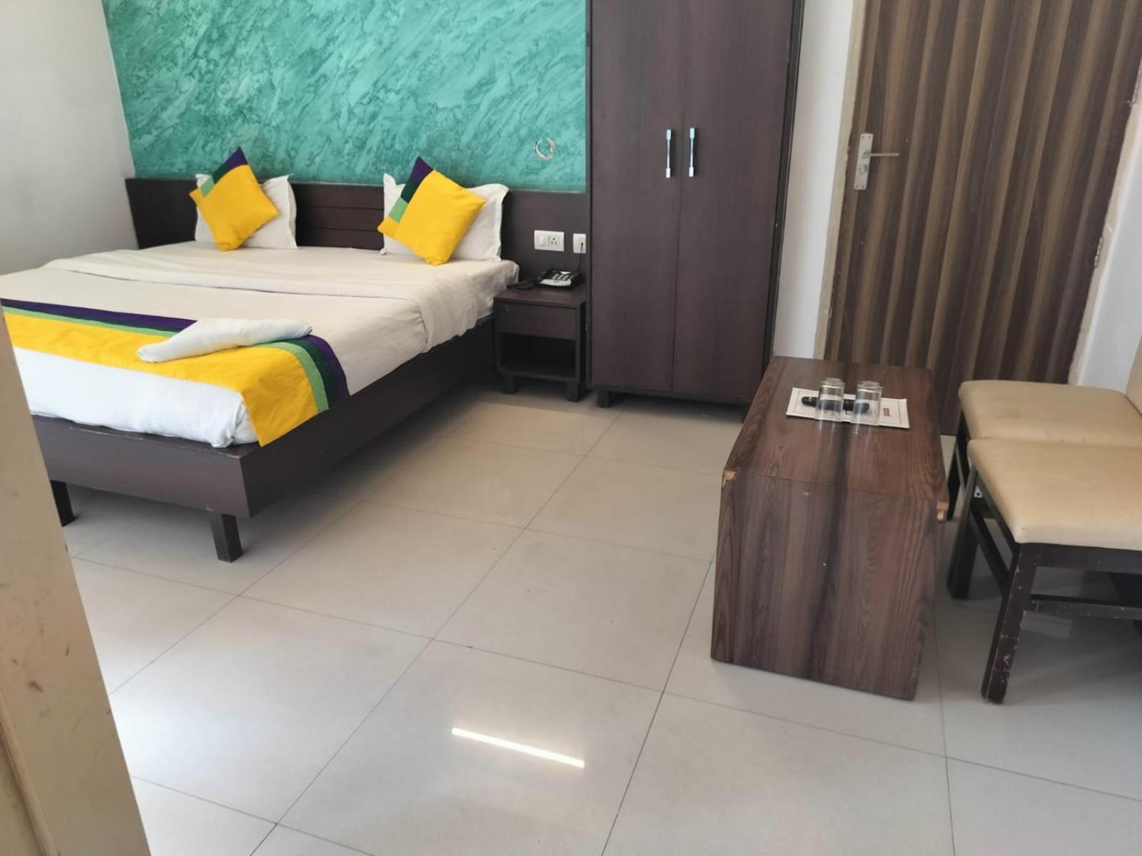 Hotel Global Inn -1 Km From Railway Station - Lift Food And Free Parking Лакхнау Номер фото