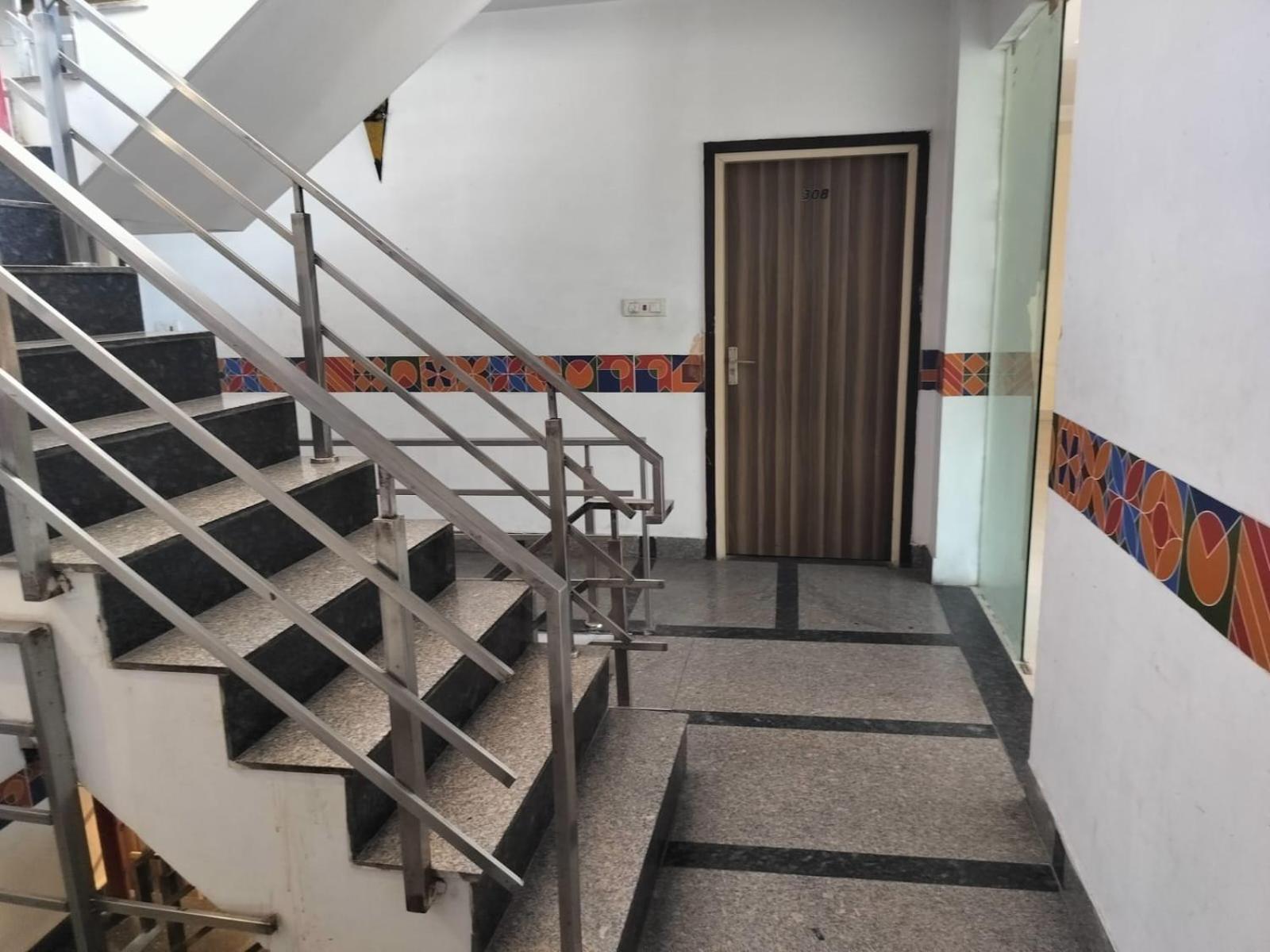 Hotel Global Inn -1 Km From Railway Station - Lift Food And Free Parking Лакхнау Экстерьер фото